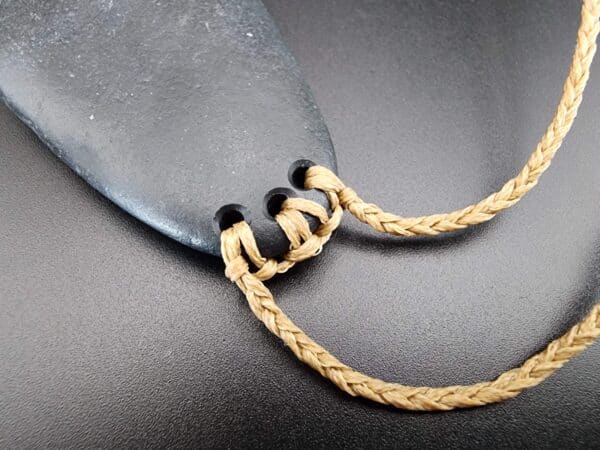 Ånewa pebble ringbolt tan lashing (9) Ånewa pebble ringbolt tan lashing (9)