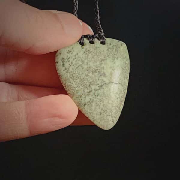 kokopu niho, pounamu (1) kokopu niho, pounamu (1)