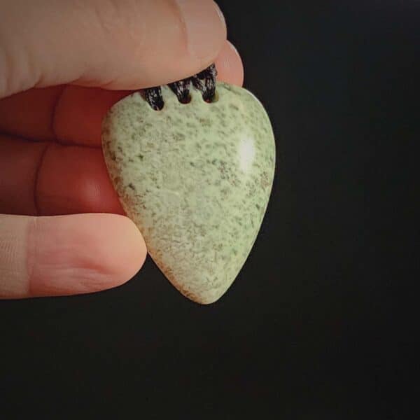 kokopu niho, pounamu (2) kokopu niho, pounamu (2)