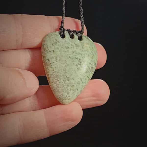 kokopu niho, pounamu (8) kokopu niho, pounamu (8)