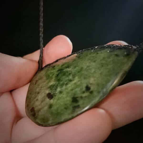 pounamu, breastplate, kōuma, kahotea, taonga (1) pounamu, breastplate, kōuma, kahotea, taonga (1)