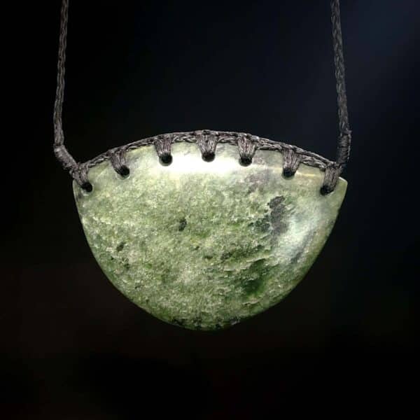 pounamu, breastplate, kōuma, kahotea, taonga (2) pounamu, breastplate, kōuma, kahotea, taonga (2)