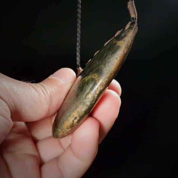 Serpentine, pounamu, kōuma, breastplate, shield, taonga (1) Serpentine, pounamu, kōuma, breastplate, shield, taonga (1)