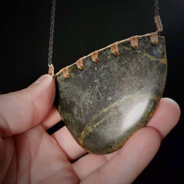 Serpentine, pounamu, kōuma, breastplate, shield, taonga (2) Serpentine, pounamu, kōuma, breastplate, shield, taonga (2)