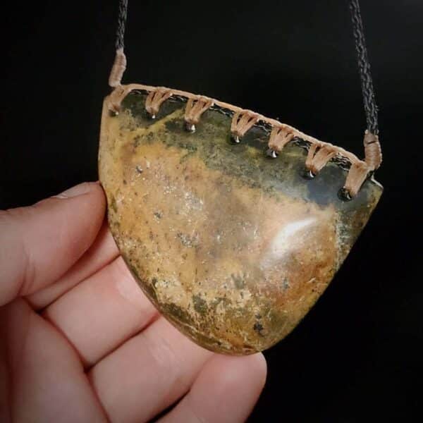 Serpentine, pounamu, kōuma, breastplate, shield, taonga (3) Serpentine, pounamu, kōuma, breastplate, shield, taonga (3)