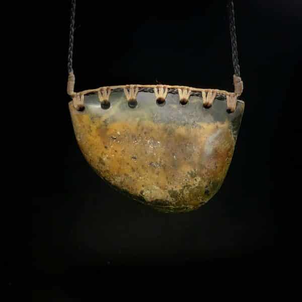 Serpentine, pounamu, kōuma, breastplate, shield, taonga (5) Serpentine, pounamu, kōuma, breastplate, shield, taonga (5)