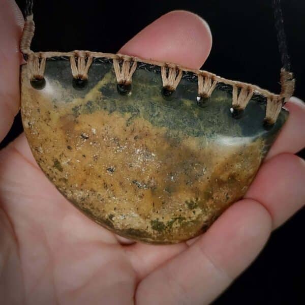 Serpentine, pounamu, kōuma, breastplate, shield, taonga (6) Serpentine, pounamu, kōuma, breastplate, shield, taonga (6)