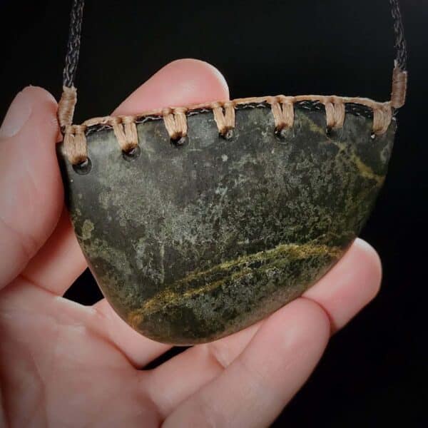 Serpentine, pounamu, kōuma, breastplate, shield, taonga (7) Serpentine, pounamu, kōuma, breastplate, shield, taonga (7)