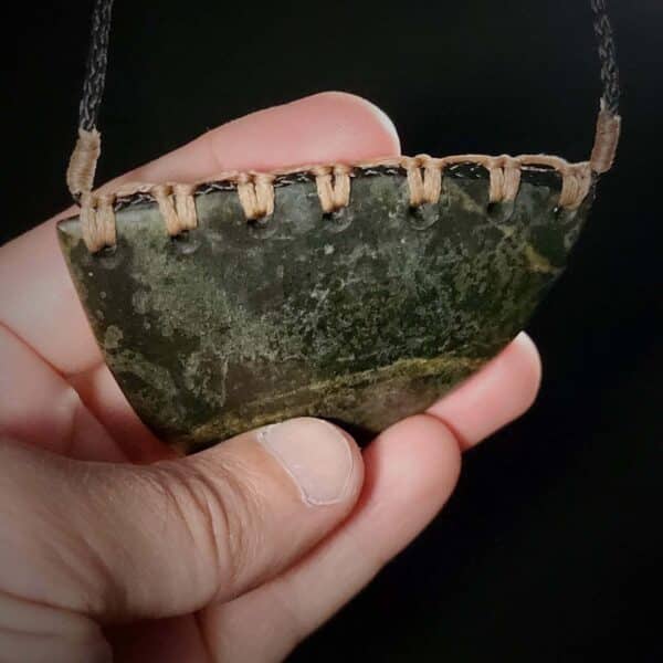 Serpentine, pounamu, kōuma, breastplate, shield, taonga (8) Serpentine, pounamu, kōuma, breastplate, shield, taonga (8)