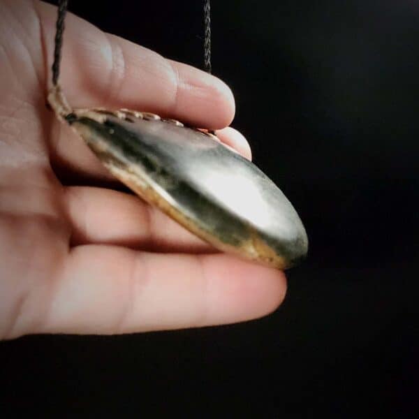 Serpentine, pounamu, kōuma, breastplate, shield, taonga (9) Serpentine, pounamu, kōuma, breastplate, shield, taonga (9)