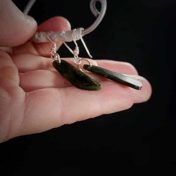 PAU04 Williiamsonite drop earring short, tangiwai, pounamu (1) PAU04 Williiamsonite drop earring short, tangiwai, pounamu (1)