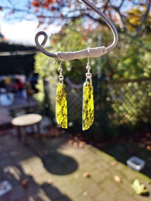 PAU04 Williiamsonite drop earring short, tangiwai, pounamu (2)