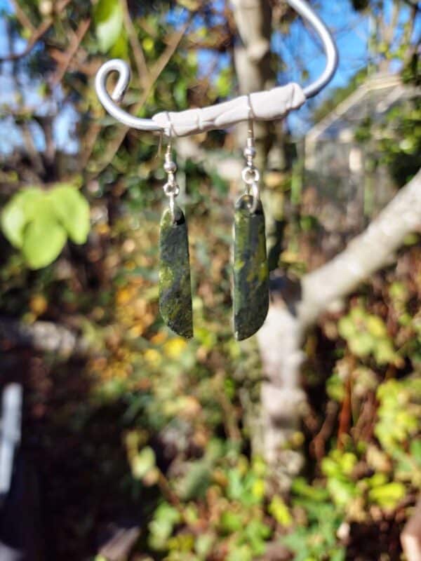 PAU04 Williiamsonite drop earring short, tangiwai, pounamu (3) PAU04 Williiamsonite drop earring short, tangiwai, pounamu (3)