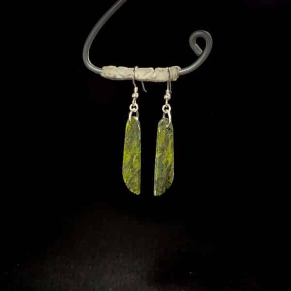 PAU04 Williiamsonite drop earring short, tangiwai, pounamu (4) PAU04 Williiamsonite drop earring short, tangiwai, pounamu (4)