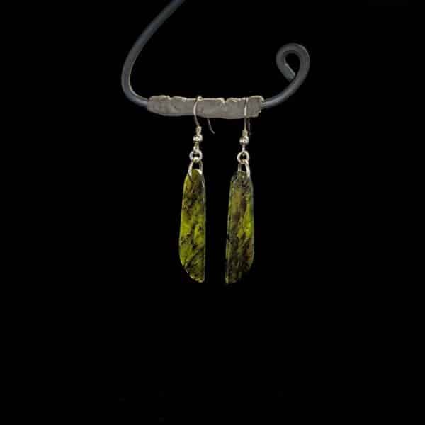 PAU04 Williiamsonite drop earring short, tangiwai, pounamu (5)