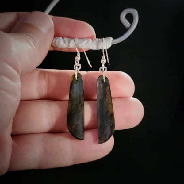 PAU04 Williiamsonite drop earring short, tangiwai, pounamu (6) PAU04 Williiamsonite drop earring short, tangiwai, pounamu (6)