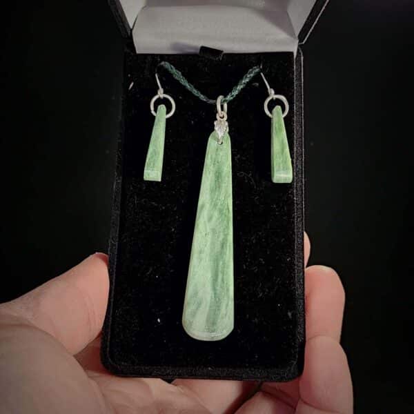 PAU09 Roimata and earring set inanga, pounamu, taonga (1)