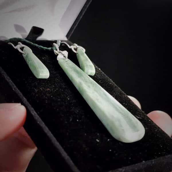 PAU09 Roimata and earring set inanga, pounamu, taonga (2) PAU09 Roimata and earring set inanga, pounamu, taonga (2)