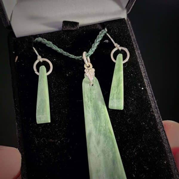 PAU09 Roimata and earring set inanga, pounamu, taonga (3) PAU09 Roimata and earring set inanga, pounamu, taonga (3)
