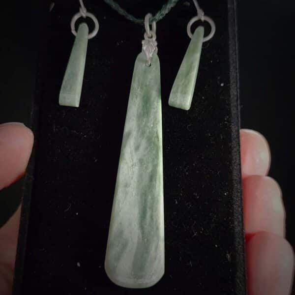 PAU09 Roimata and earring set inanga, pounamu, taonga (5) PAU09 Roimata and earring set inanga, pounamu, taonga (5)
