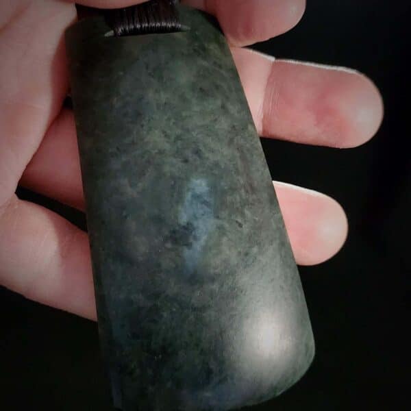 PAU19 Mana Toki Blue eye Neslon Pounamu, taonga (1) PAU19 Mana Toki Blue eye Neslon Pounamu, taonga (1)
