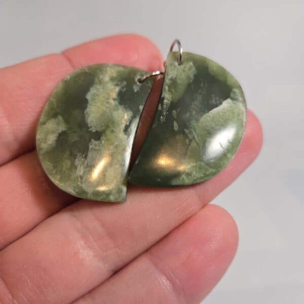 Earrings, flower jade, jade, nephrite, taonga, kahurangi (6) Earrings, flower jade, jade, nephrite, taonga, kahurangi (6)