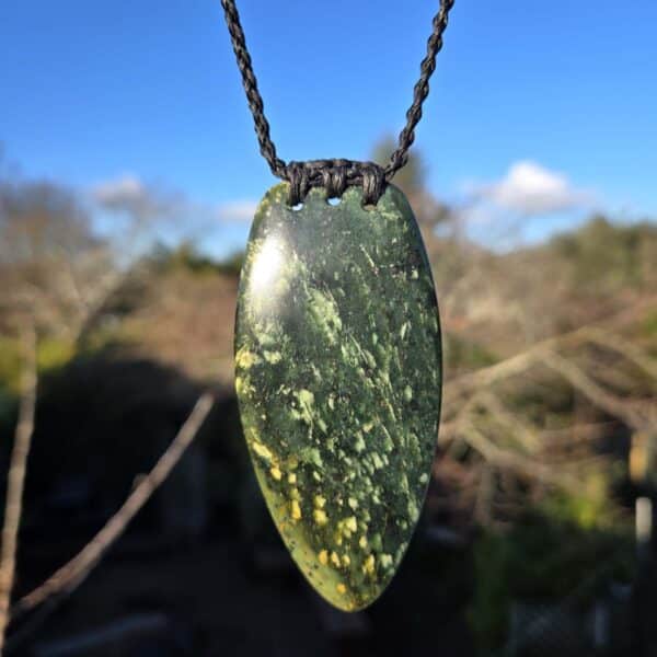 niho, rau, tooth, leaf, ringbolt, pounamu, taonga (2) niho, rau, tooth, leaf, ringbolt, pounamu, taonga (2)