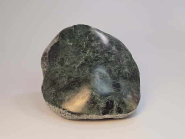 Touchstone, pounamu, display stone, mauri stone, kohatu, taonga, maori, kawakawa (1)