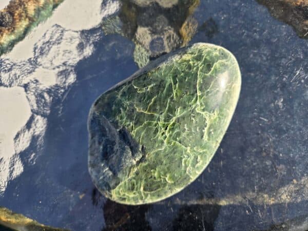 Touchstone, pounamu, display stone, mauri stone, kohatu, taonga, maori, kawakawa (1) Touchstone, pounamu, display stone, mauri stone, kohatu, taonga, maori, kawakawa (1)