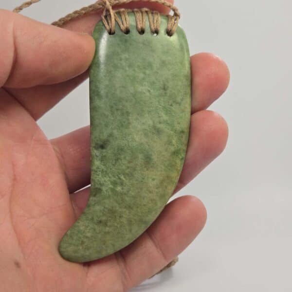 niho, tooth, taonga, pounamu, jade, nephrite (1) niho, tooth, taonga, pounamu, jade, nephrite (1)
