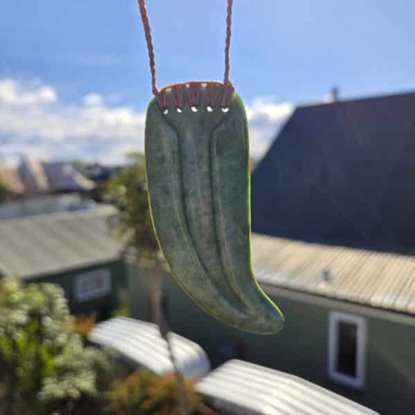 niho, tooth, taonga, pounamu, jade, nephrite (7) niho, tooth, taonga, pounamu, jade, nephrite (7)