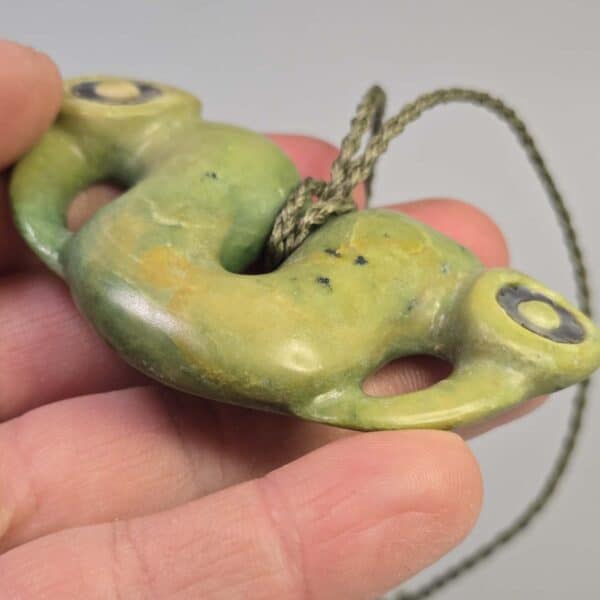 pounamu, pekapeka, taonga (4) pounamu, pekapeka, taonga (4)