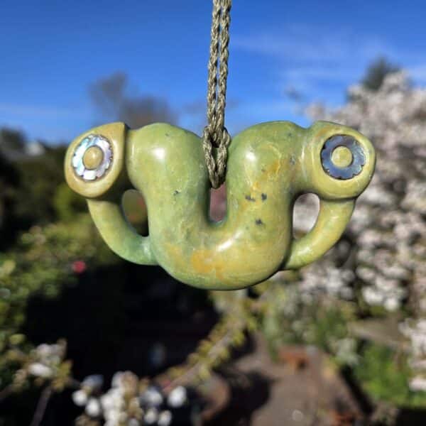 pounamu, pekapeka, taonga (6) pounamu, pekapeka, taonga (6)