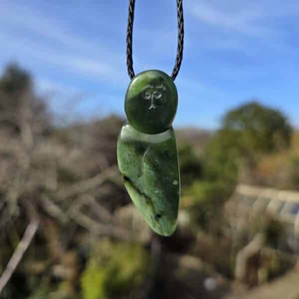 ruru, owl, morepork, kawakawa, jade, pounamu, nephrite. taonga. (2) ruru, owl, morepork, kawakawa, jade, pounamu, nephrite. taonga. (2)