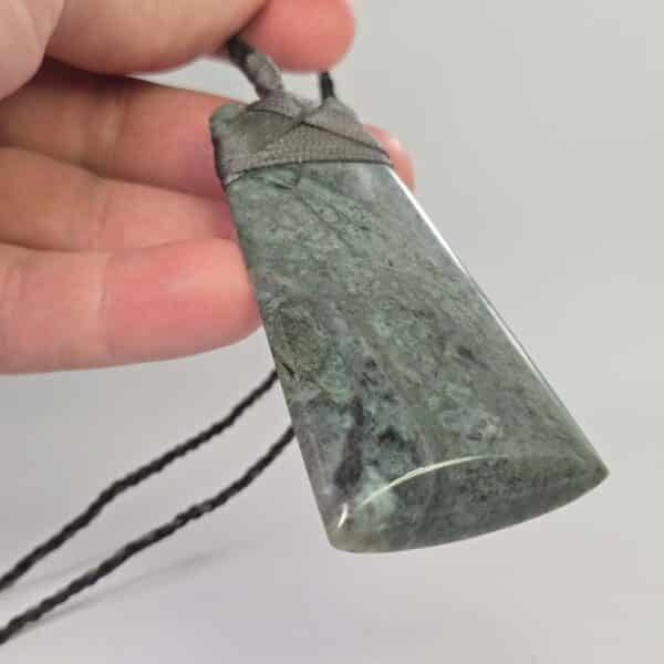 Pounamu, toki, taonga (7) Pounamu, toki, taonga (7)