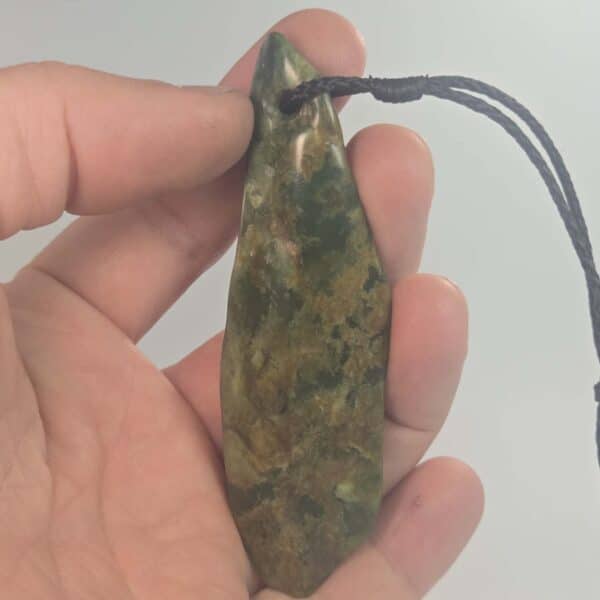 taonga, pounamu, flower jade, nephrite, roimata (3) taonga, pounamu, flower jade, nephrite, roimata (3)