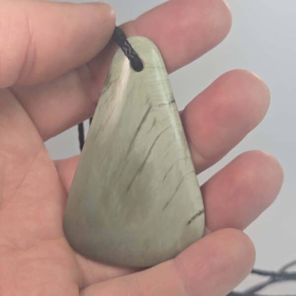 taonga, roimata, inanga, pounamu, jade, taonga (4) taonga, roimata, inanga, pounamu, jade, taonga (4)