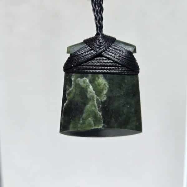 kawakawa, pounamu, taonga, toki (3) kawakawa, pounamu, taonga, toki (3)