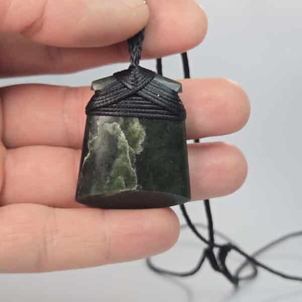 kawakawa, pounamu, taonga, toki (4) kawakawa, pounamu, taonga, toki (4)