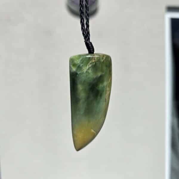 taonga, pounamu, nephrite, jade, raukaraka, niho, tooth (4) taonga, pounamu, nephrite, jade, raukaraka, niho, tooth (4)