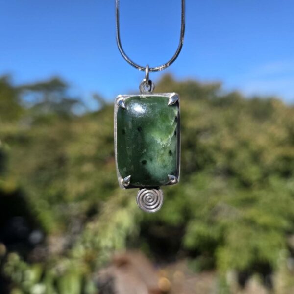 Cam104, pendant, taonga, kawakawa, pounamu, silver (2) Cam104, pendant, taonga, kawakawa, pounamu, silver (2)