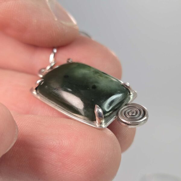 Cam104, pendant, taonga, kawakawa, pounamu, silver (4) Cam104, pendant, taonga, kawakawa, pounamu, silver (4)