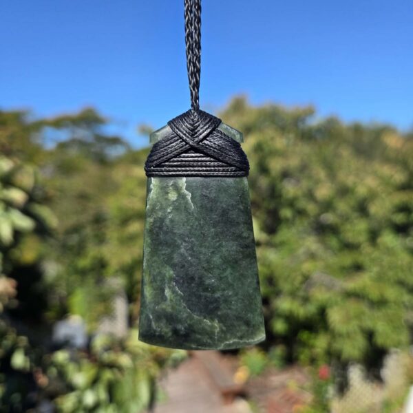 Cam97 Taonga, pounamu, kawakawa, toki (3) Cam97 Taonga, pounamu, kawakawa, toki (3)