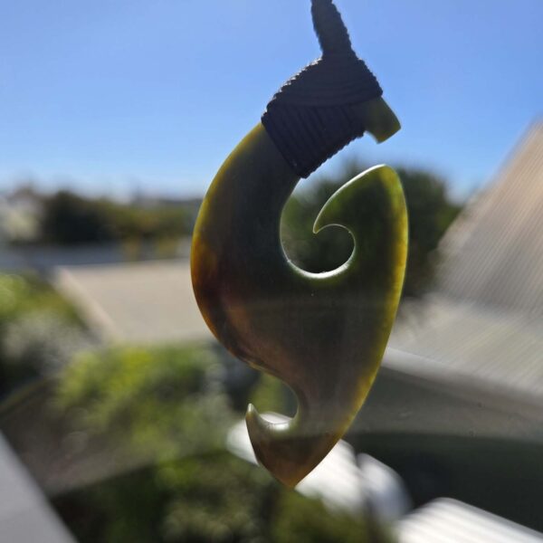 Cam98 Taonga, pounamu, raukaraka, mangopare, hammerhead, matau, hook (6) Cam98 Taonga, pounamu, raukaraka, mangopare, hammerhead, matau, hook (6)