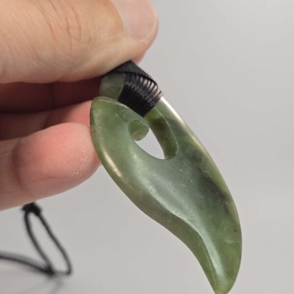 Cam99 matau, hook, pounamu, jade, nephrite, taonga (11) Cam99 matau, hook, pounamu, jade, nephrite, taonga (11)