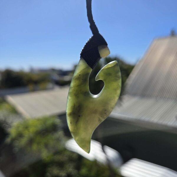 Cam99 matau, hook, pounamu, jade, nephrite, taonga (6) Cam99 matau, hook, pounamu, jade, nephrite, taonga (6)