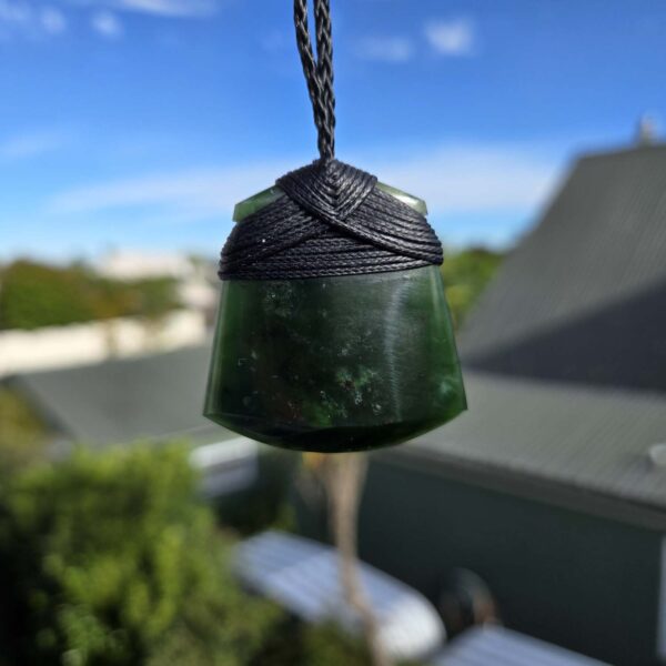 Cam108, taonga, pounamu, gem, kawakawa, taonga, jade, glow (12) Cam108, taonga, pounamu, gem, kawakawa, taonga, jade, glow (12)