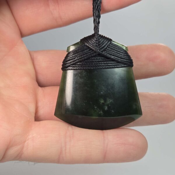 Cam108, taonga, pounamu, gem, kawakawa, taonga, jade, glow (13) Cam108, taonga, pounamu, gem, kawakawa, taonga, jade, glow (13)