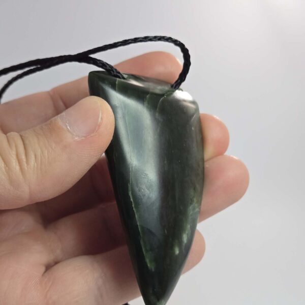 Cam111 Niho, taniwha, tooth, taonga, kawakawa, pounamu, nephrite, jade (1) Cam111 Niho, taniwha, tooth, taonga, kawakawa, pounamu, nephrite, jade (1)