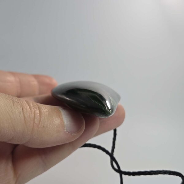 Cam111 Niho, taniwha, tooth, taonga, kawakawa, pounamu, nephrite, jade (3) Cam111 Niho, taniwha, tooth, taonga, kawakawa, pounamu, nephrite, jade (3)